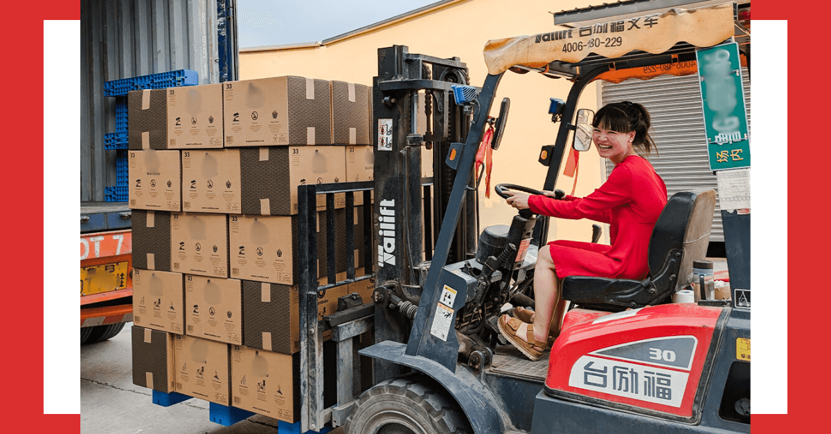 Linkedin Featured Image – Sample Order Process Xiaofeng Wu operating a forklift to load boxes onto a truck at a Chinese factory. Ensuring smooth logistics and quality control when ordering product samples from Chinese manufacturers is crucial for a successful sourcing process.